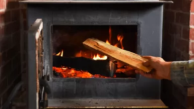 فرنسا تقدم 245 مليون دولار دعما للتدفئة بـ"الخشب" بعد ارتفاع سعره